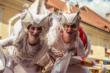 Uluslararası tiyatro festivalinde Almanya 'dan bukalemunlar dans ediyor. 