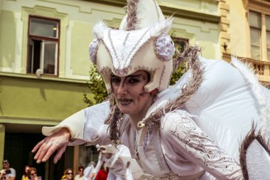 Uluslararası tiyatro festivalinde Almanya 'dan bukalemunlar dans ediyor. 
