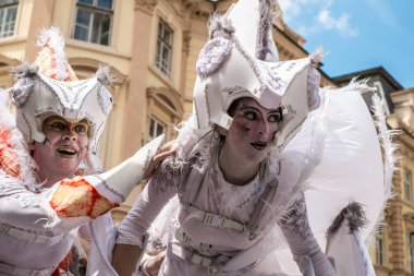 Uluslararası tiyatro festivalinde Almanya 'dan bukalemunlar dans ediyor. 