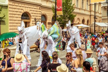 Uluslararası tiyatro festivalinde Almanya 'dan bukalemunlar dans ediyor. 