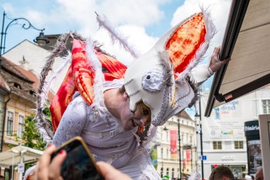 Uluslararası tiyatro festivalinde Almanya 'dan bukalemunlar dans ediyor. 