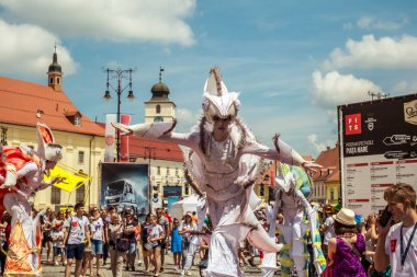 Uluslararası tiyatro festivalinde Almanya 'dan bukalemunlar dans ediyor. 