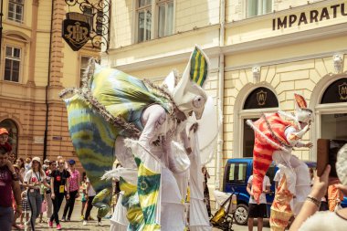 Uluslararası tiyatro festivalinde Almanya 'dan bukalemunlar dans ediyor. 