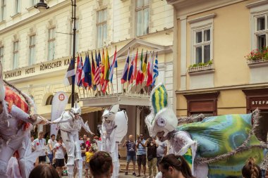 Uluslararası tiyatro festivalinde Almanya 'dan bukalemunlar dans ediyor. 