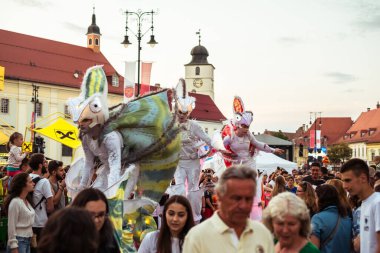 Uluslararası tiyatro festivalinde Almanya 'dan bukalemunlar dans ediyor. 