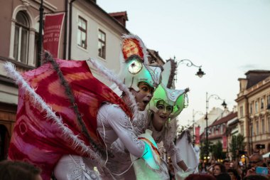 Uluslararası tiyatro festivalinde Almanya 'dan bukalemunlar dans ediyor. 