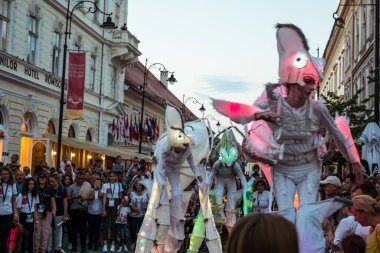 Uluslararası tiyatro festivalinde Almanya 'dan bukalemunlar dans ediyor. 