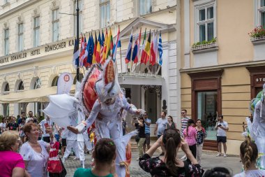 Uluslararası tiyatro festivalinde Almanya 'dan bukalemunlar dans ediyor. 