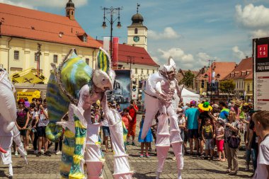 Uluslararası tiyatro festivalinde Almanya 'dan bukalemunlar dans ediyor. 