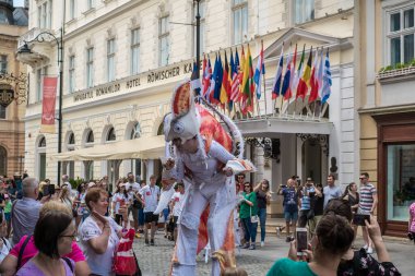 Uluslararası tiyatro festivalinde Almanya 'dan bukalemunlar dans ediyor. 