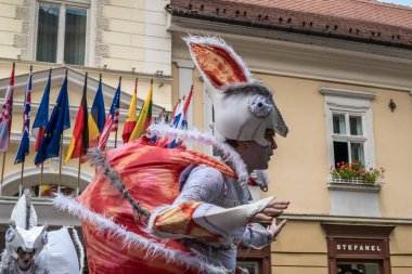 Uluslararası tiyatro festivalinde Almanya 'dan bukalemunlar dans ediyor. 