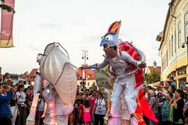 Uluslararası tiyatro festivalinde Almanya 'dan bukalemunlar dans ediyor. 