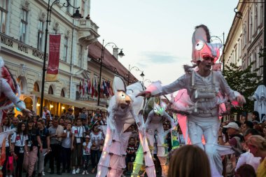 Uluslararası tiyatro festivalinde Almanya 'dan bukalemunlar dans ediyor. 