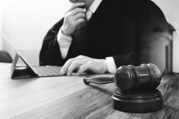 Justiça Direito Concept Male Juiz Tribunal Com Martelo — Fotografia de Stock