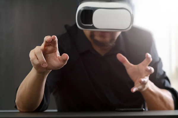 Geschäftsmann Trägt Virtual Reality Brille Modernen Büro — Stockfoto