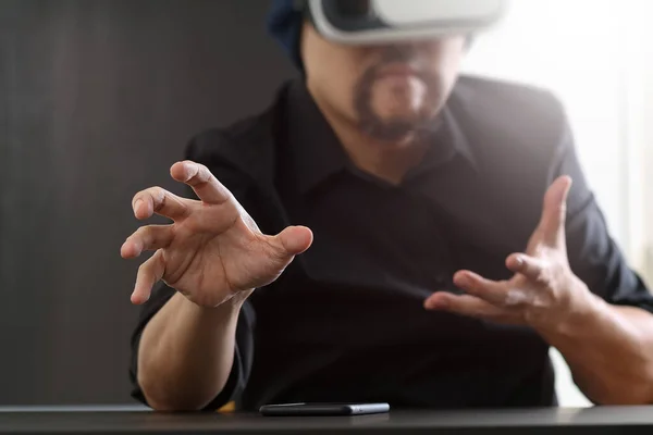 Бізнесмен Окулярах Віртуальної Реальності Сучасному Офісі — стокове фото