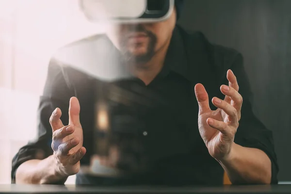 Бізнесмен Окулярах Віртуальної Реальності Сучасному Офісі — стокове фото