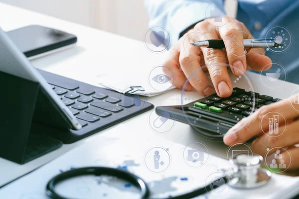 Cuidados Saúde Custos Taxas Concept Hand Médico Inteligente — Fotografia de Stock