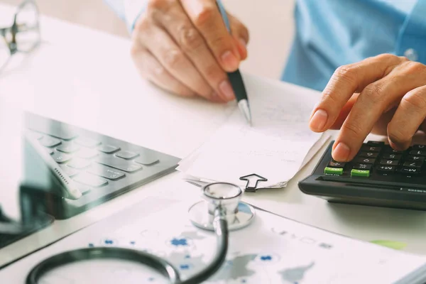 Náklady Zdravotní Péči Koncepce Poplatků Ruka Chytrého Lékaře — Stock fotografie