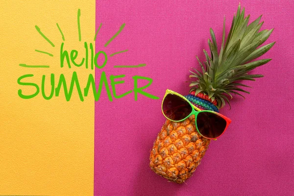 Sommer Und Urlaubskonzept Hipster Ananas Modeaccessoires — Stockfoto