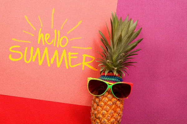 夏天和节假日的概念 时髦菠萝时尚配饰 — 图库照片