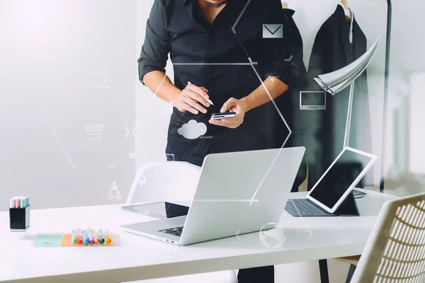 Moda Tasarımcısı Cep Telefonuyla Çalışıyor Laptop Kullanıyor — Stok fotoğraf