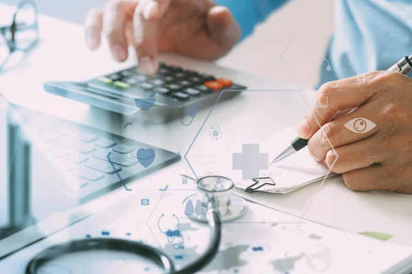 Cuidados Saúde Custos Taxas Concept Hand Médico Inteligente — Fotografia de Stock