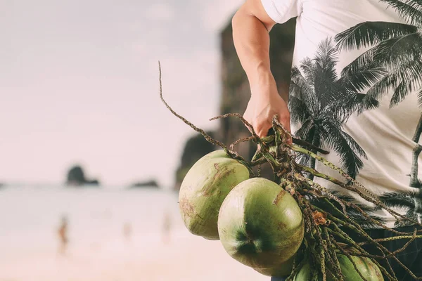 Yaz Tatil Moda Kavramı Palmiye Ağaçlarıyla Süslenmiş Bir Adam — Stok fotoğraf