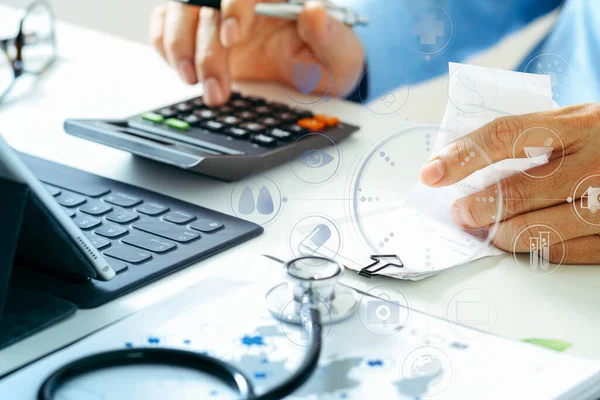 Koncepcja Kosztów Opłat Opieki Zdrowotnej Ręka Inteligentnego Lekarza — Zdjęcie stockowe