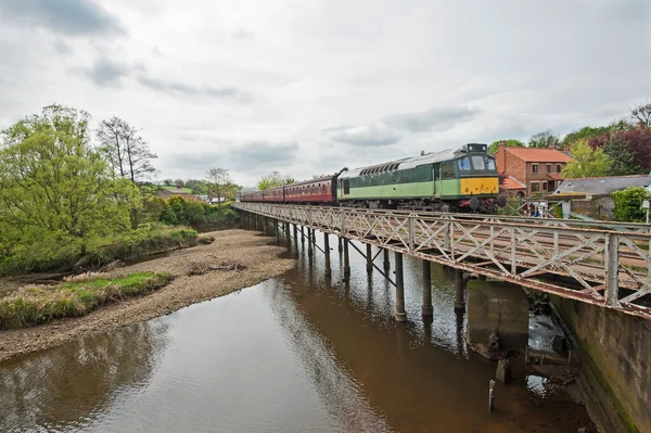 Ngiliz Treni Nehir Üzerinden Köprüde Seyahat Ediyor — Stok fotoğraf