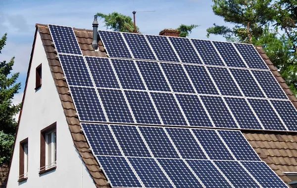 Using Solar Energy House Solar Panels — Foto Stock