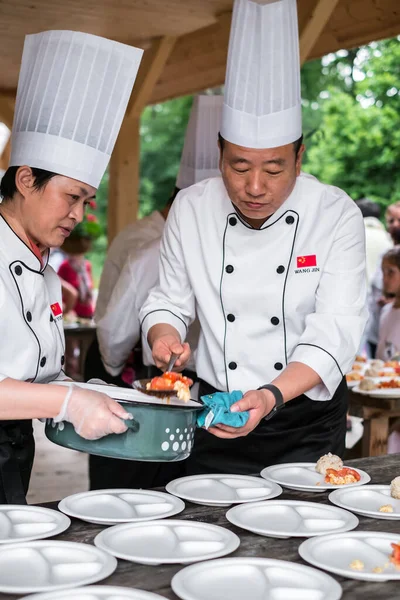 Čínský Kuchař Zařizuje Jídlo Deskách — Stock fotografie