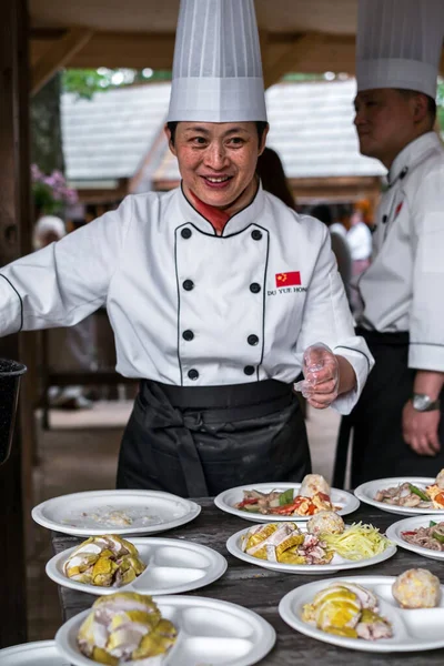 Çinli Aşçı Tabaklarda Yemek Düzenler — Stok fotoğraf