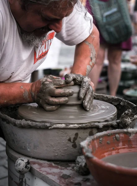 ろくろに土鍋を作る陶芸家の手 — ストック写真