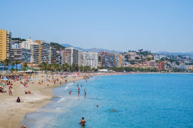 Tatilciler Malagueta sahilinde güneşleniyor