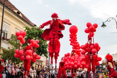 Matmazel Paillette Red World gösterisi gerçekleştirmek