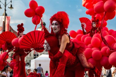 Matmazel Paillette Red World gösterisi gerçekleştirmek