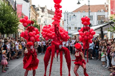 Matmazel Paillette Red World gösterisi gerçekleştirmek