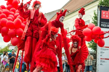 Matmazel Paillette Red World gösterisi gerçekleştirmek