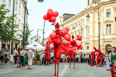 Matmazel Paillette Red World gösterisi gerçekleştirmek