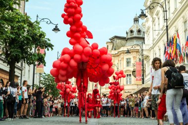 Matmazel Paillette Red World gösterisi gerçekleştirmek