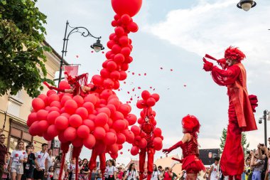 Matmazel Paillette Red World gösterisi gerçekleştirmek