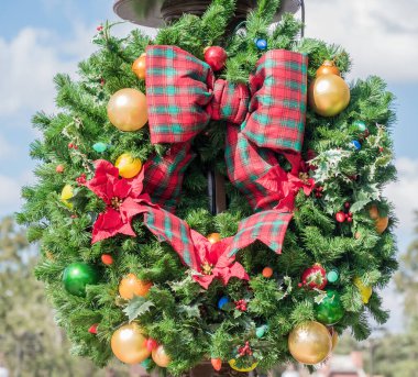 Noel çelengi dışında, güzel bir Noel kartı.