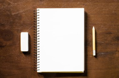 Ahşap zemin üzerinde defter ve kalem