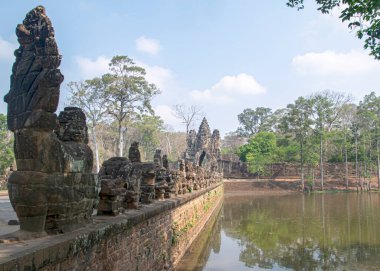 Taş Asuralar Nga Vasuki 'yi bir köprüde tutar.