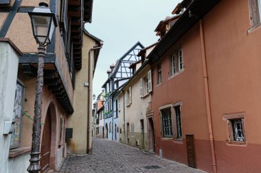 Modern çağda dar ortaçağ sokakları Colmar