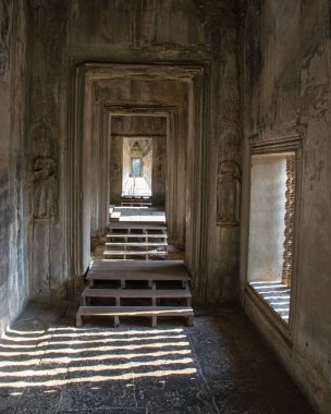 Angkor Wat 'ta bir koridor boyunca görüntüle.