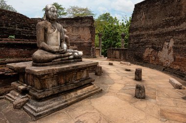 Quadrangle Polonnaruwa antik bir yerdir. 