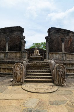 Quadrangle Polonnaruwa antik bir yerdir. 