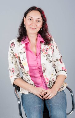 Stüdyoda poz veren pembe bluzlu güzel genç kız.